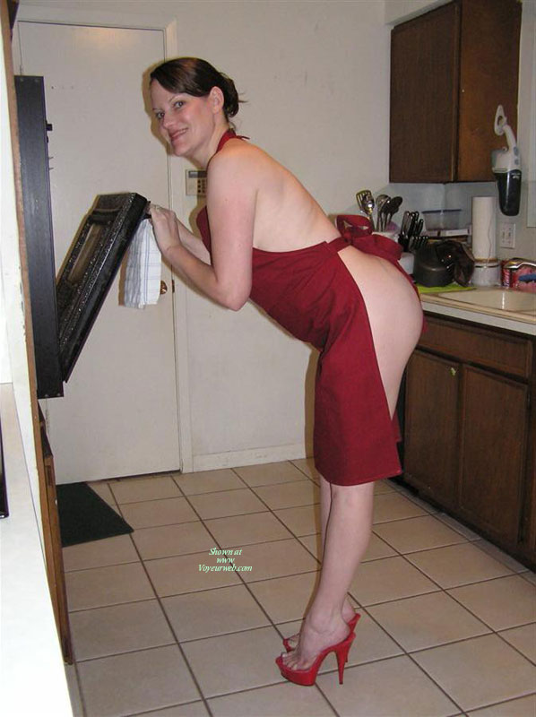 Pic #1HW Leggy Elena - Working In The Kitchen