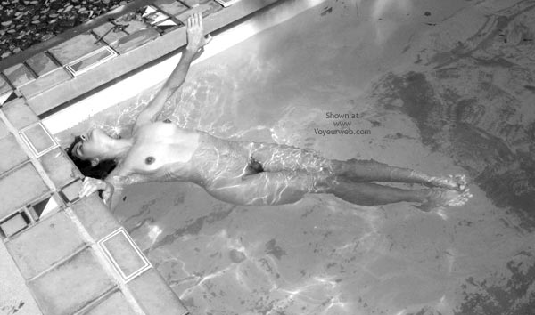 Pic #121 Yo In The Pool