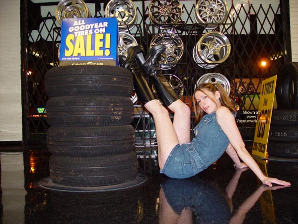 Pic #1Busty Jade In An Auto Shop