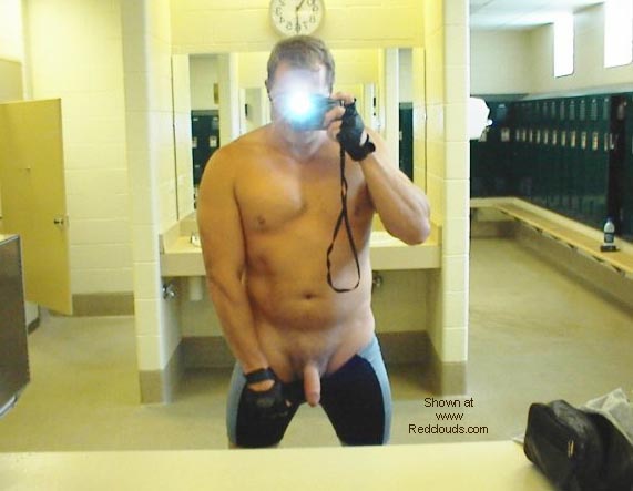 Pic #1M* Loose in lockerroom with camera