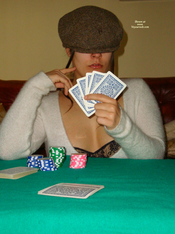 Pic #1 Perla Gioca A Poker