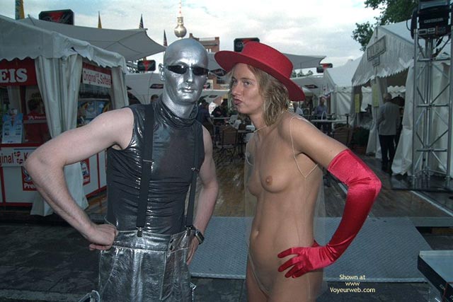 Pic #1*Co Annabella Nip Speaks With Alien And Clown