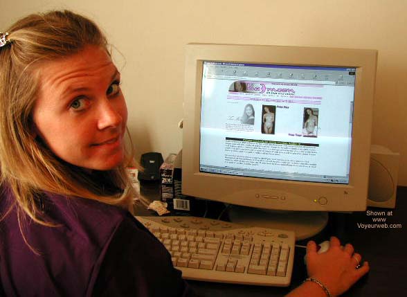 Pic #1Abril Surfing The Net