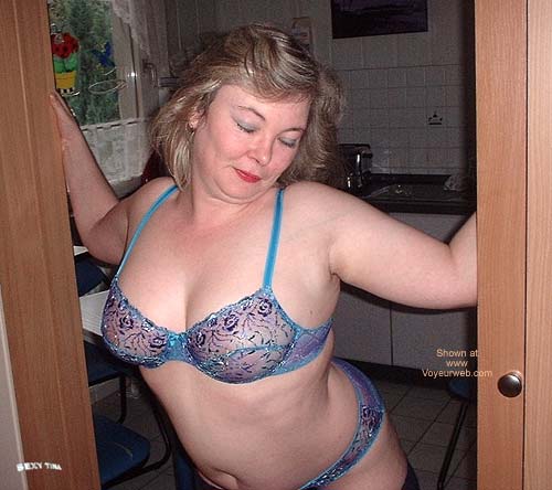 Pic #1Sexy Tina's Striptease 1