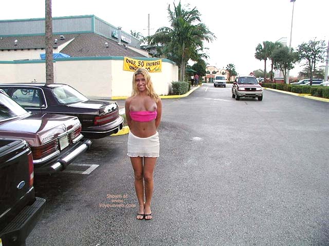 Pic #1Mariana Goes Out