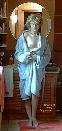 Pic #1Gloria en Peignoir Bleu Cette Fois
