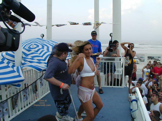 Pic #1Twins Kissing On Springbreak