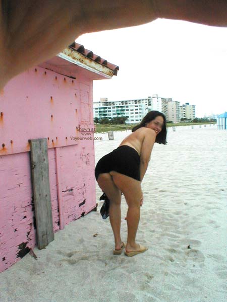Pic #1Miami Latina Still Nude in Public 2