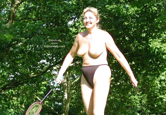 Pic #1Older Mom Play&acute;s Badminton