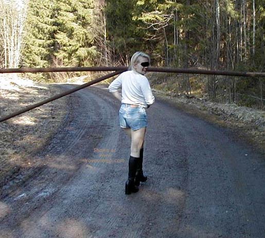 Pic #1 Linda Have to Pee!