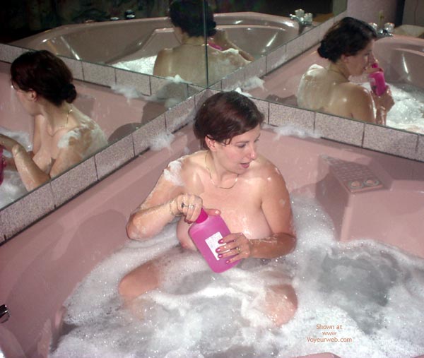 Pic #1*TU My Wife Lisa, Dam Shes Cute in a Tub!!!