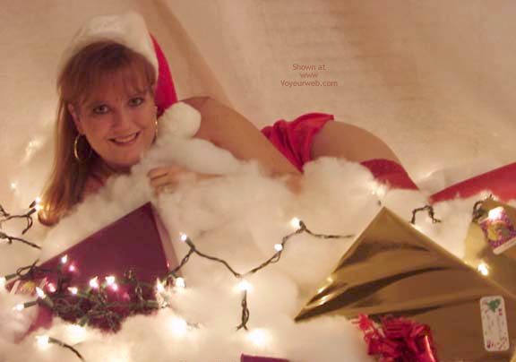 Pic #1*HR Sara Dresses As Mrs. Claus