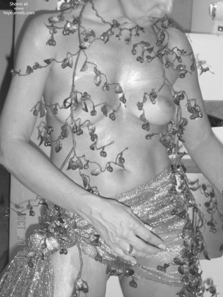 Pic #1Soko in B&amp;W While Playing a Gold Statue