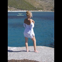 Elli On The Rocks