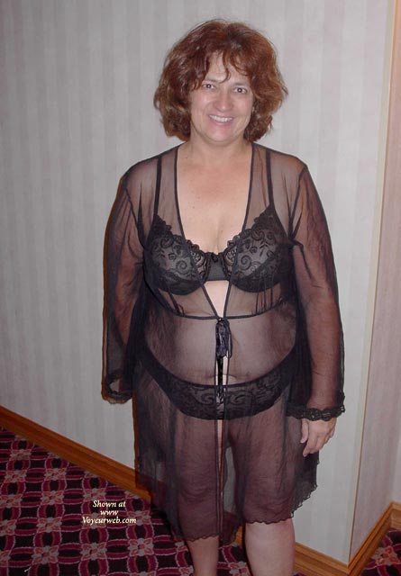 Pic #1Milf In Hotel Hallway