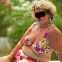 Hangig Udders From Maria In Bikini