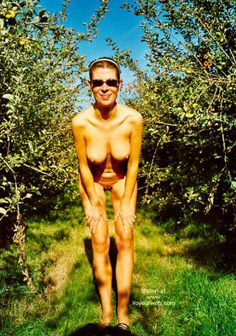 Pic #1Anette Schwanger Im Garten