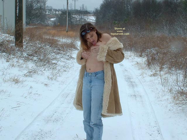 Pic #1Sexxxylexi Flashes Out In The Snow
