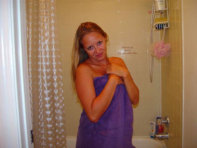 Pic #1Karinne Showers For Voyeurweb