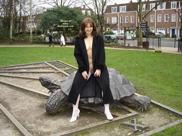 Pic #1Ariana Visits Holland Park