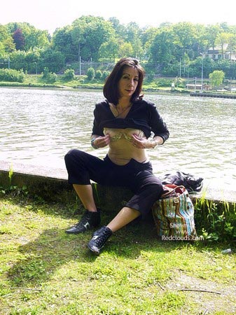 Pic #1Legerete En Bord De Seine