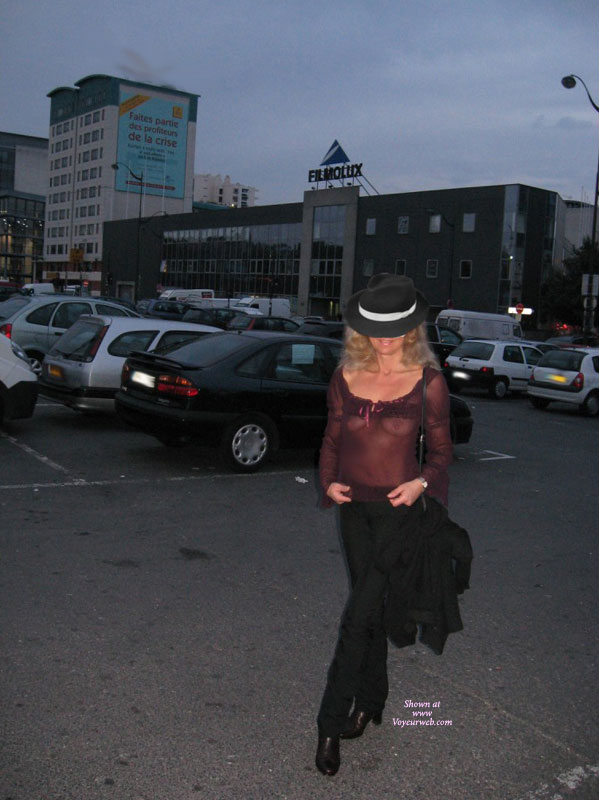 Pic #1Tina Vor Dem Moulin Rouge