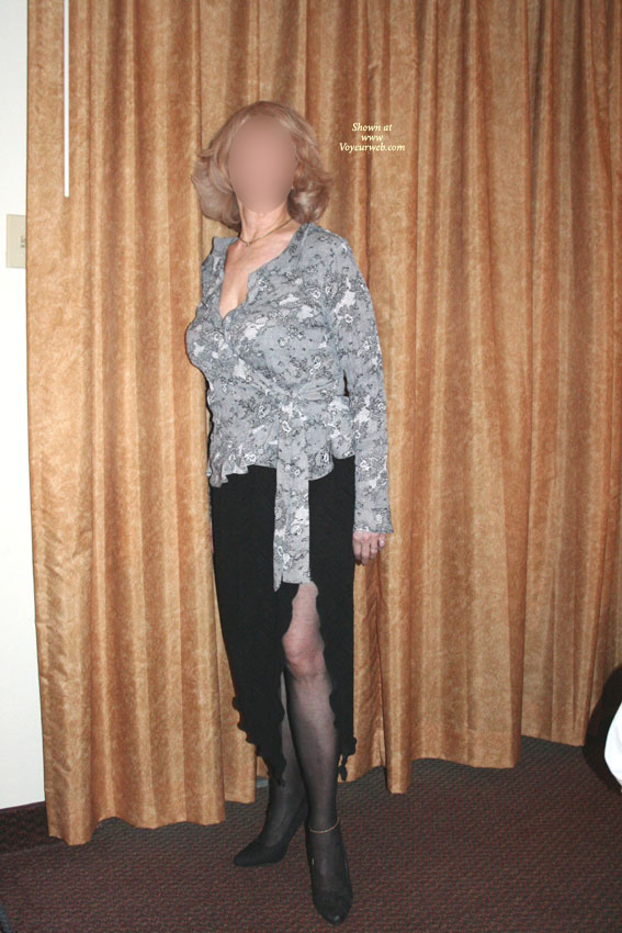 Pic #1Topless Wife, LI For Her Admirers