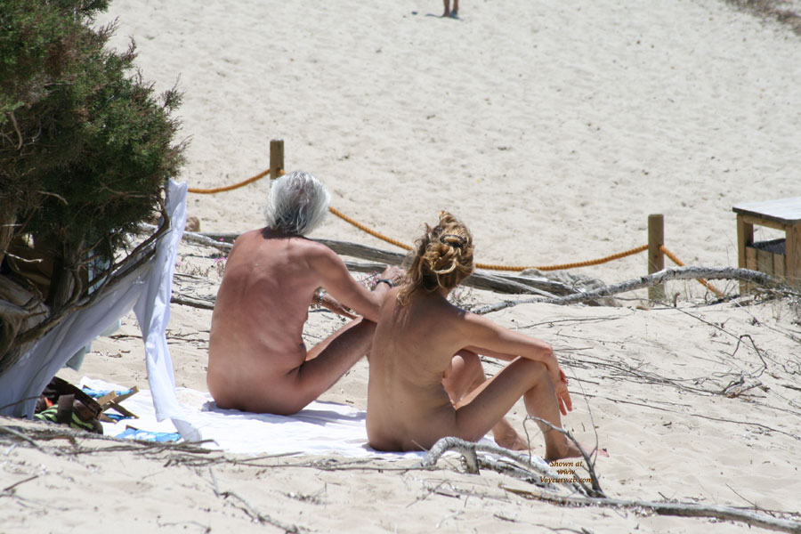 Pic #1Beach Voyeur:&nbsp;Exhibitionist Couple