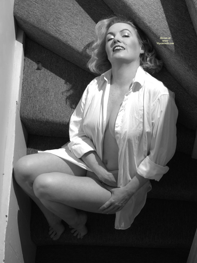 Pic #1 Nude Girlfriend Stepping Up