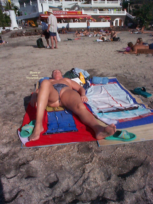 Pic #1Beach Voyeur:&nbsp;Pussy Slip