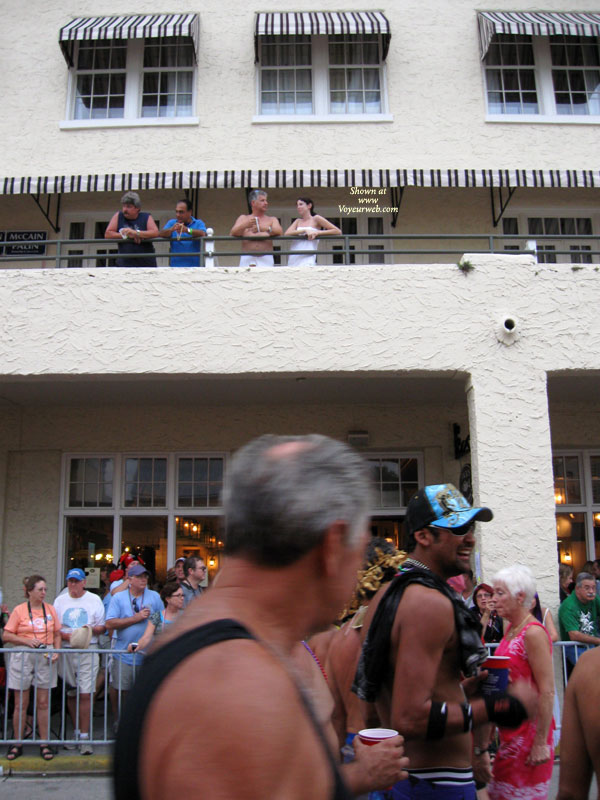 Pic #1Street Voyeur:&nbsp;Balcony Flash Girl