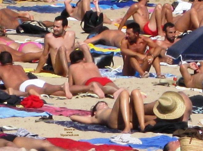 Pic #1Beach Voyeur:&nbsp;Revealing Lady