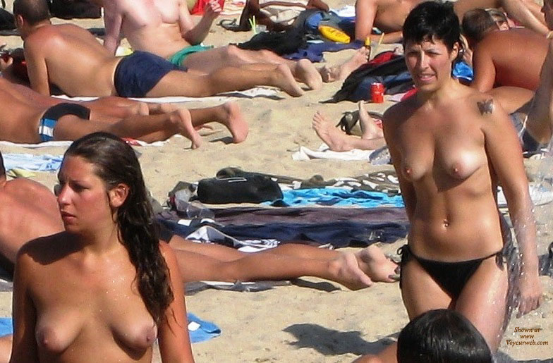 Pic #1Beach Voyeur:&nbsp;Blonde And Brunette Going To The Shower
