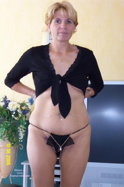 Pic #1Isabelle Se Mets A Nu