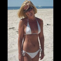 Pic #1 Nude Wife:&nbsp;Taylor At The Beach