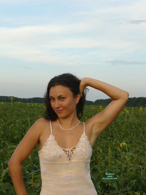 Pic #1Nude Amateur:&nbsp;Landy On The Evening Walk