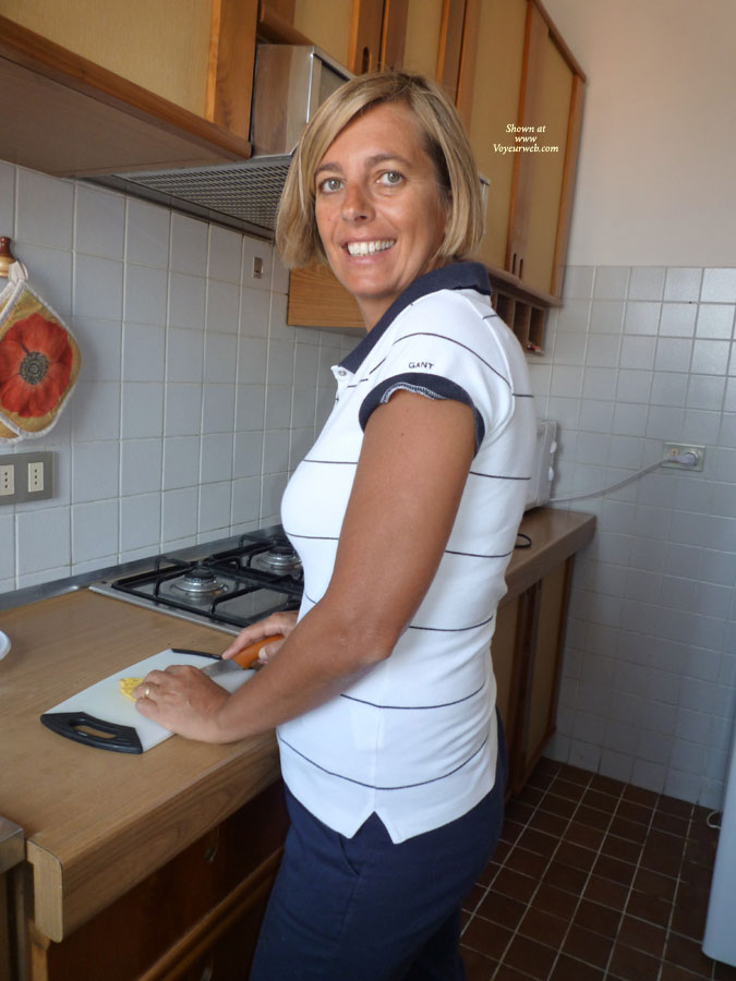Pic #1Nude Wife on heels FD Paola In Cucina Paola In The Kitchen