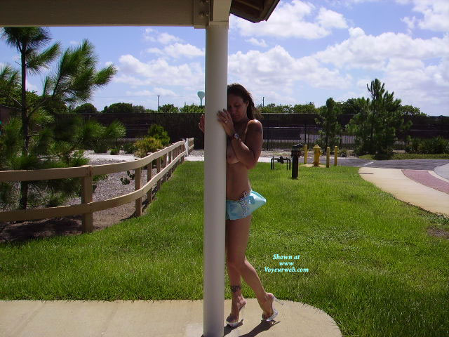 Pic #1 Topless Girlfriend:&nbsp;Just A Quick Stop