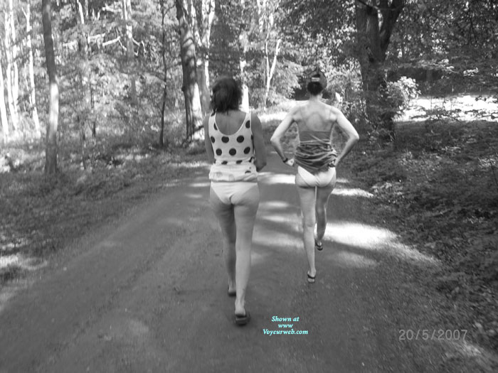 Pic #1Pantieless Friend's Wife:&nbsp;Spaziergang