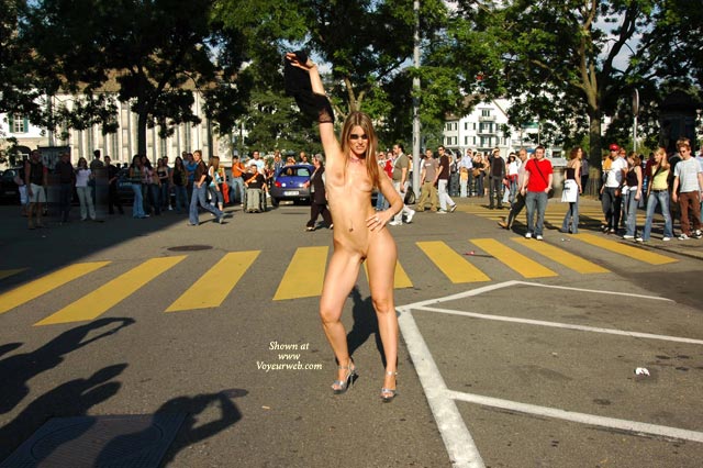 Pic #1Elektra Naked In Zurich Streets