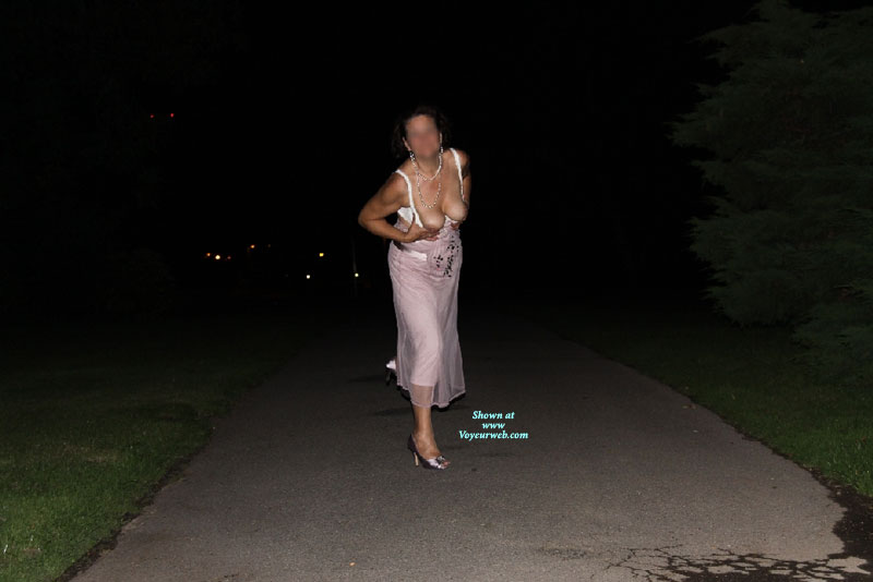 Pic #1Nude Wife on heels:&nbsp;Spaziergang