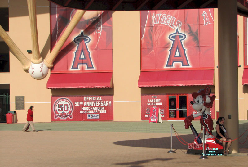 Pic #1Nude Me on heels:&nbsp;Li'l φhi At Angels Stadium