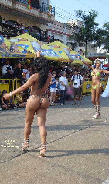 Pic #1Isa En La Calle III