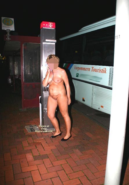 Pic #1*cr Biggi Telefoniert Und Wartet Auf Den Bus