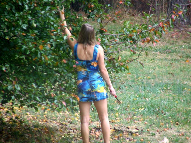 Pic #1Hot Milf In The Yard In A Short Dress