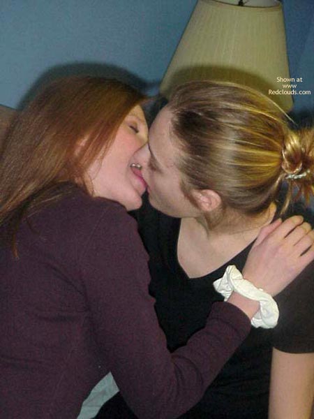 Pic #1*Ki *Gg Girls Kissin 2