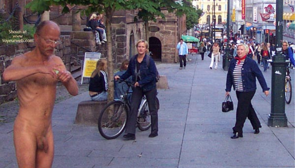 Pic #1M* Mr Huffameyer Nude On Main Street, Oslo 3/3