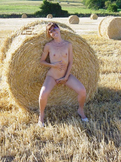 Pic #1A French Exhibitionnist Woman