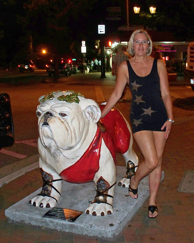 Pic #1Suz Hanging Out In Athens - Part 2