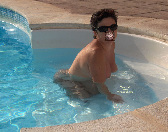 Pic #1 Vecinita Sentada Dentro De La Piscina